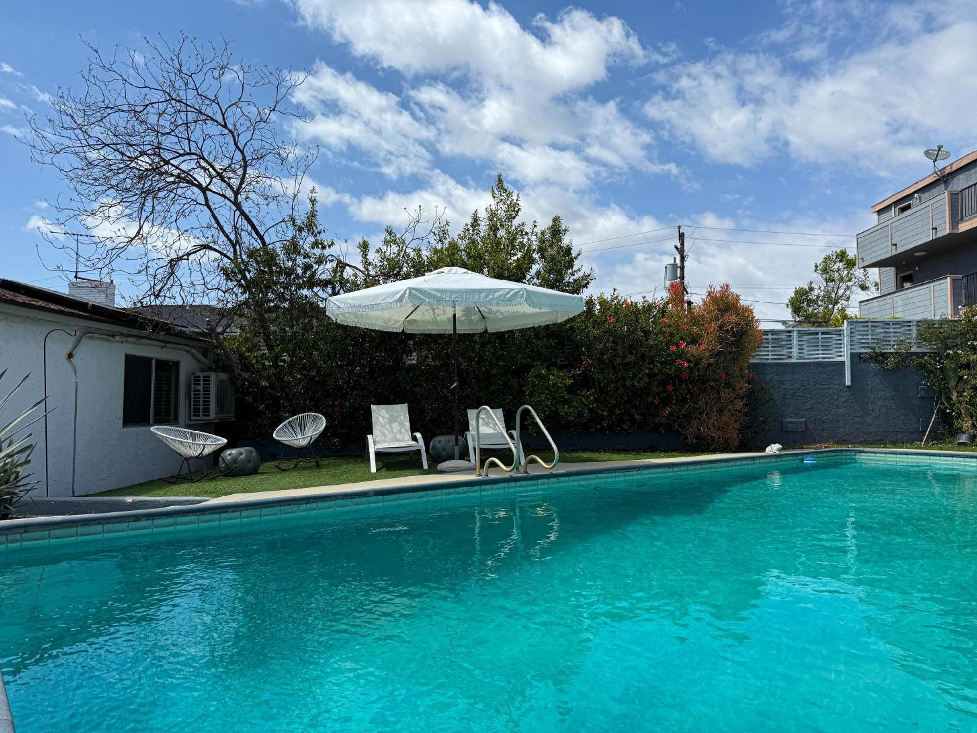 Mesmerizing Adu By The Pool - Mk3- Ww *